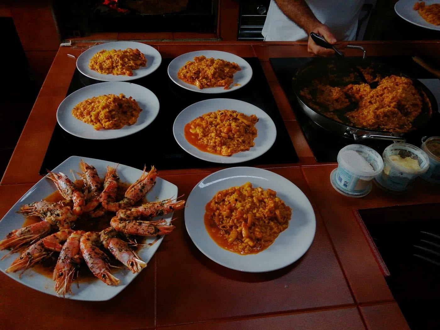 Paellas y marisco recién preparados en Los Troncos