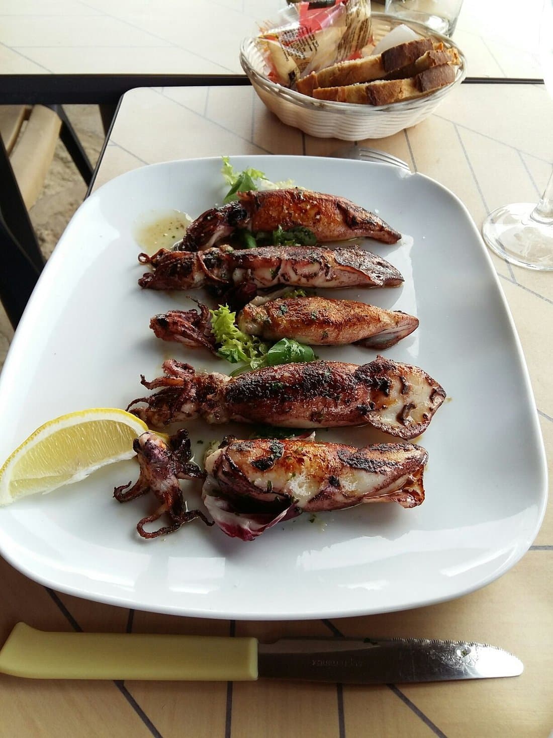 Calamaritos a la plancha servidos en Los Troncos