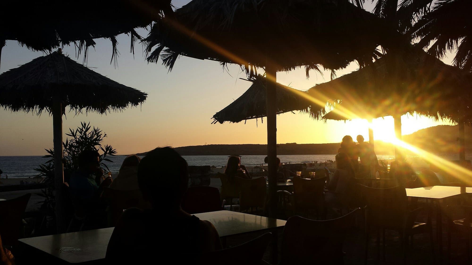 Vista de impacto del Chiringuito Los Troncos en Bolonia